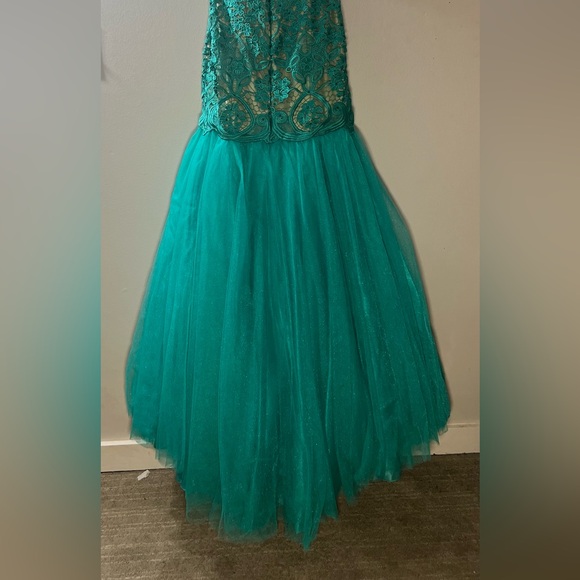 TONY BOWLS FORMAL GOWN - Picture 8 of 11